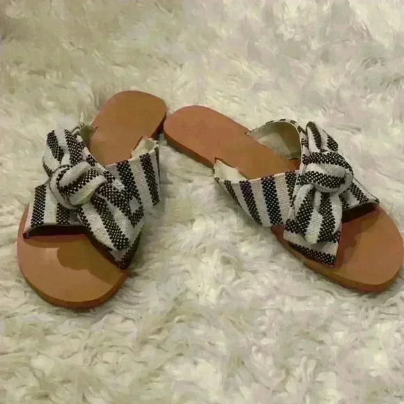 Beachy Sandals Size 7 - Picture 2 of 4
